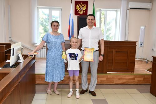 Наградили участников детского конкурса рисунков