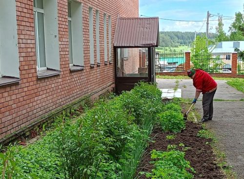 Сотрудники Среднедевятовского дома культуры Лаишевского района украшают улицы цветами