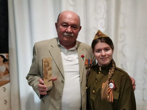 Гвоздика Памяти: Семья Гиндиных поздравила ветеранов армии, выпускников танкового училища