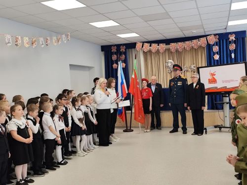 В Лаишевском районе участник СВО передал родной школе Огонь Победы