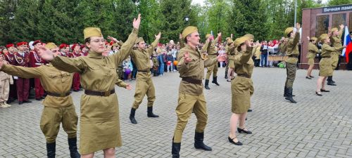 Лаишевцы возложили цветы к Вечному огню в парке Победы