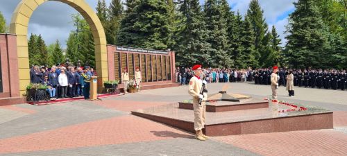 Лаишевцы возложили цветы к Вечному огню в парке Победы