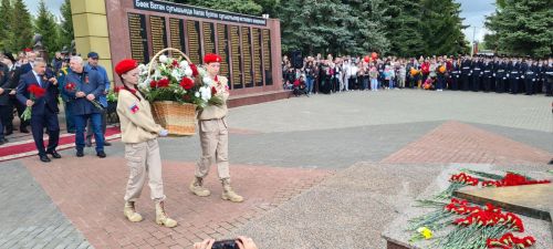 Лаишевцы возложили цветы к Вечному огню в парке Победы