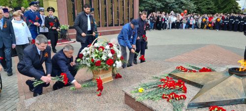 Лаишевцы возложили цветы к Вечному огню в парке Победы