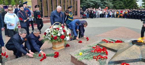 Лаишевцы возложили цветы к Вечному огню в парке Победы