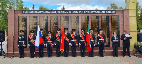 Лаишевцы возложили цветы к Вечному огню в парке Победы