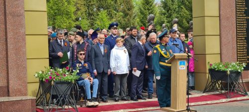 Лаишевцы возложили цветы к Вечному огню в парке Победы