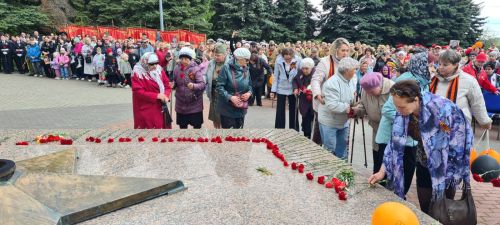 Лаишевцы возложили цветы к Вечному огню в парке Победы