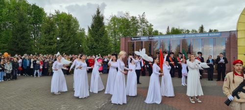 Лаишевцы возложили цветы к Вечному огню в парке Победы