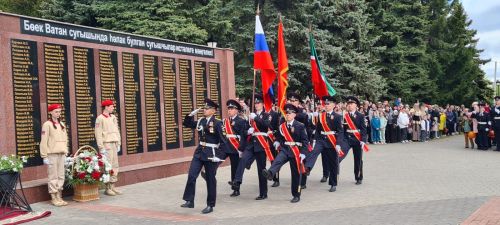 Лаишевцы возложили цветы к Вечному огню в парке Победы