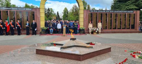 Лаишевцы возложили цветы к Вечному огню в парке Победы