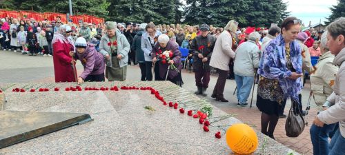 Лаишевцы возложили цветы к Вечному огню в парке Победы