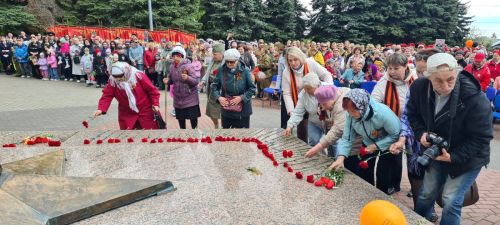 Лаишевцы возложили цветы к Вечному огню в парке Победы