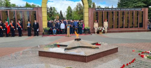 Лаишевцы возложили цветы к Вечному огню в парке Победы