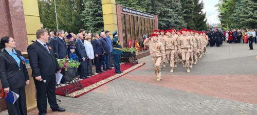 Лаишевцы возложили цветы к Вечному огню в парке Победы