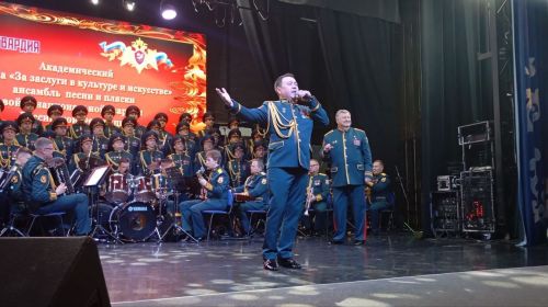 Академический ансамбль песни и пляски войск национальной гвардии РФ выступил перед зрителями в Лаишево