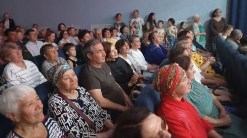 Академический ансамбль песни и пляски войск национальной гвардии РФ выступил перед зрителями в Лаишево