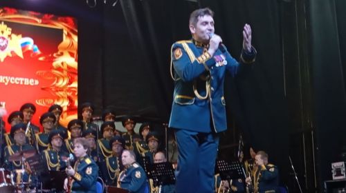 Академический ансамбль песни и пляски войск национальной гвардии РФ выступил перед зрителями в Лаишево