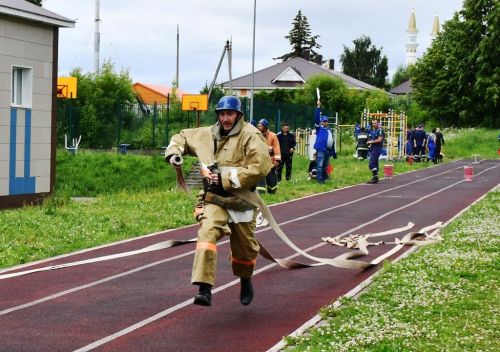На стадионе ЛТЭТ прошли соревнования пожарных расчетов