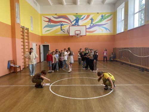Урок-игра по безопасности на дороге для детей «Правилам движения — наше уважение»