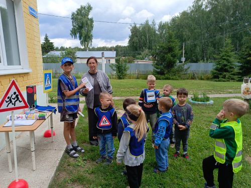 «Подорожники» и библиотека учат малышей правилам дорожного движения