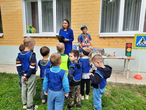 «Подорожники» и библиотека учат малышей правилам дорожного движения