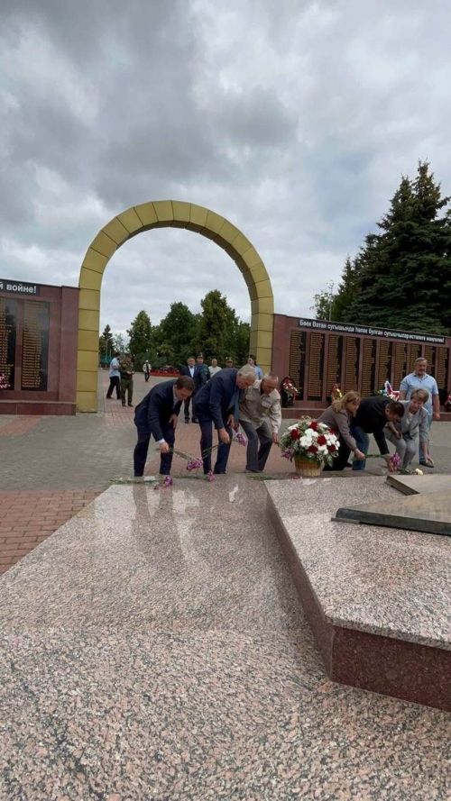 Лаеш Хәтер һәм кайгы көнендә баш ия