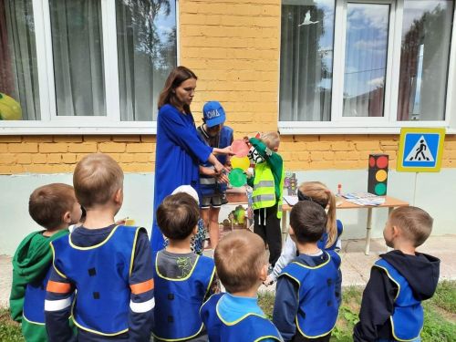 «Подорожники» һәм китапханә балаларны юл йөрү кагыйдәләренә өйрәтә