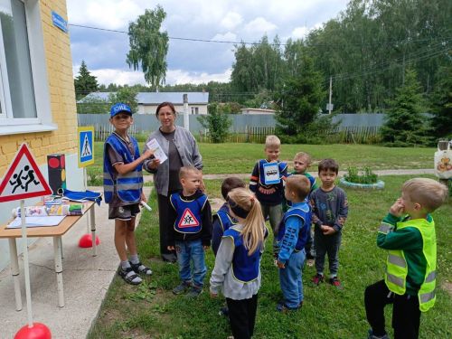 «Подорожники» һәм китапханә балаларны юл йөрү кагыйдәләренә өйрәтә