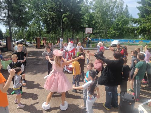 В первый летний праздник в гости к юным лаишевцам пришел Дедушка Мороз
