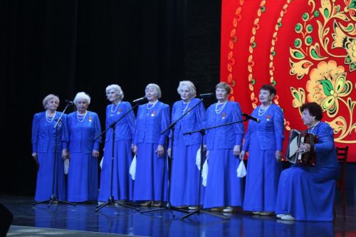 На сцене Лаишевского районного дома культуры выступил ансамбль из Омска