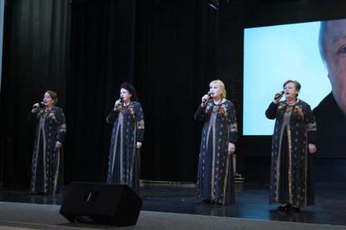 На сцене Лаишевского районного дома культуры выступил ансамбль из Омска