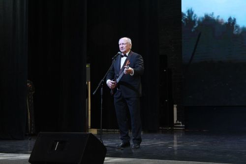 На сцене Лаишевского районного дома культуры выступил ансамбль из Омска