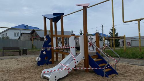 В Лаишево завершается строительство новой детской площадки