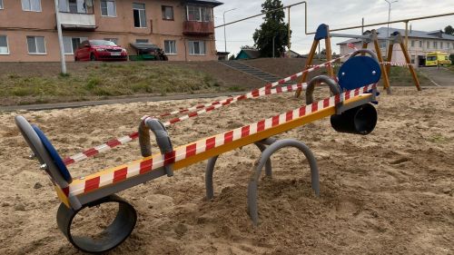 В Лаишево завершается строительство новой детской площадки
