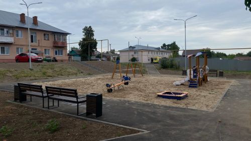 В Лаишево завершается строительство новой детской площадки