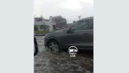 Проливной дождь превращает улицы в водные лабиринты