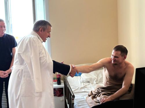 Глава Лаишевского района Ильдус Зарипов навестил участника СВО в больнице