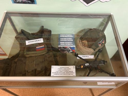 В Лаишевской школе №3 торжественно открыли экспозицию «Наши выпускники — участники СВО»