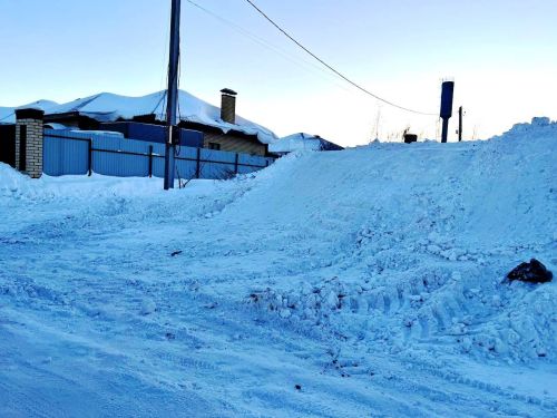 Мальчик попал под машину: катался с горки у дороги