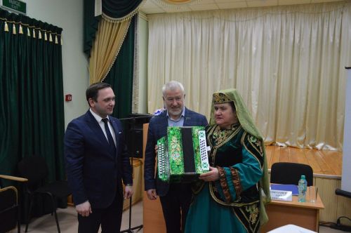Татарско-Сараловский дом культуры получил в подарок гармонь от главы Лаишевского района