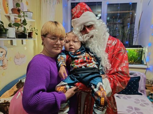 Семья Гиндиных снова дарит праздник: новогодние визиты к детям с мешком подарков