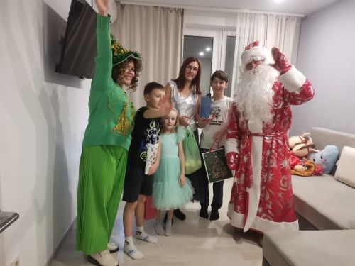 Семья Гиндиных снова дарит праздник: новогодние визиты к детям с мешком подарков