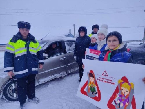 Үз таләпләрен балалар плакатларга язган