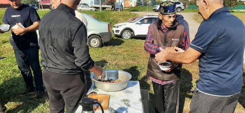 Плов и подарки: сельская молодежь устроила праздник для пожилых жителей Сингелей