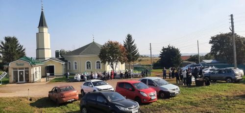 Плов и подарки: сельская молодежь устроила праздник для пожилых жителей Сингелей