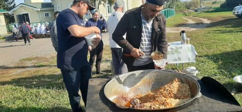Плов и подарки: сельская молодежь устроила праздник для пожилых жителей Сингелей