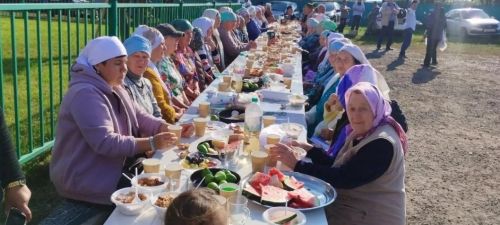 Плов и подарки: сельская молодежь устроила праздник для пожилых жителей Сингелей
