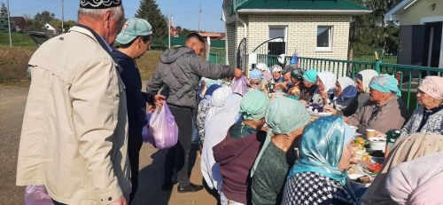 Плов и подарки: сельская молодежь устроила праздник для пожилых жителей Сингелей