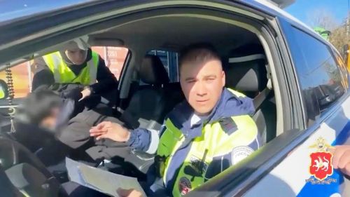 Салонда балалар булган автомобиль белән яшүсмер юл-патруль хезмәтеннән качарга тырышкан